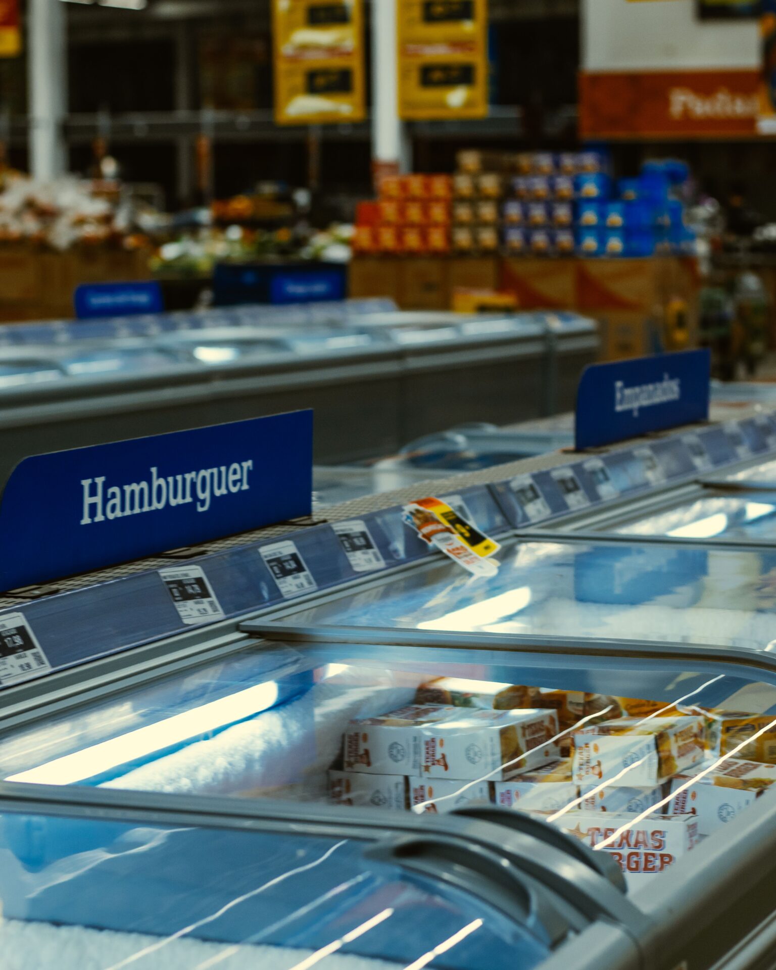 Bonety sklepowe i regały mroźnicze w nowoczesnym supermarkecie